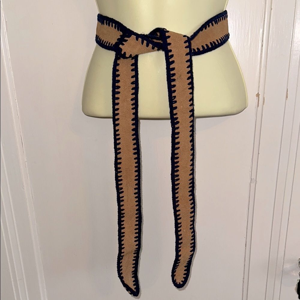 Vintage 60s/70s Boho Festival Tan Suede Belt with‎ Navy Blue Yarn Crochet Edges